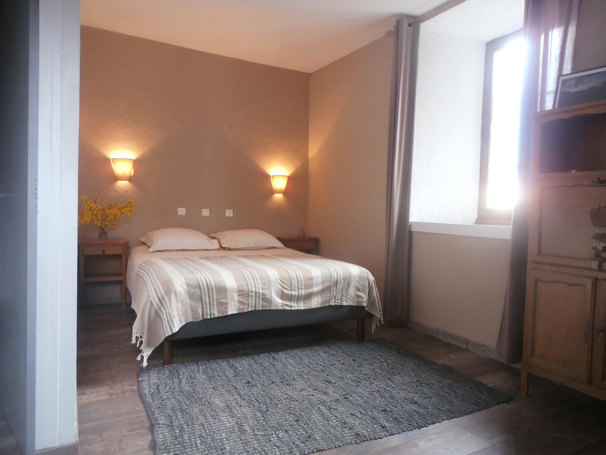 La vallée de Gaïa Bed and Breakfast Saint-Hilaire-de-Lavit Esterno foto